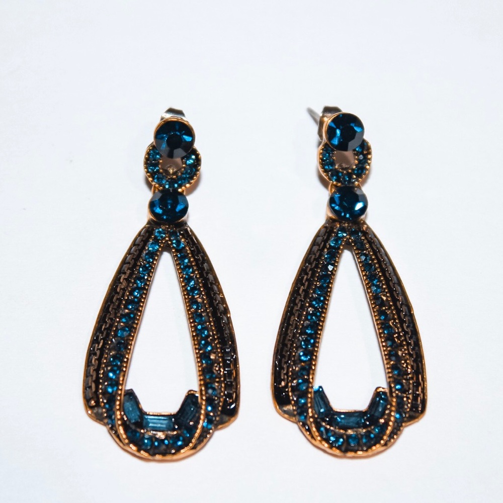 𝒯𝑒𝑎𝑟𝑑𝑟𝑜𝑝 𝒟𝑎𝑛𝑔𝑙𝑒 ℰ𝑎𝑟𝑟𝑖𝑛𝑔𝑠